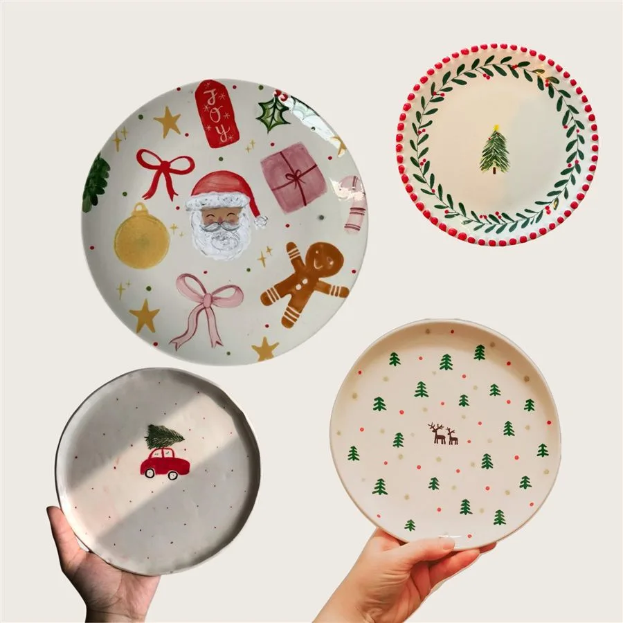 Voorbeelden van beschilderde kerstbordjes: kerstman, cadeautjes, een krans, een autootje met kerstboom en rendieren
